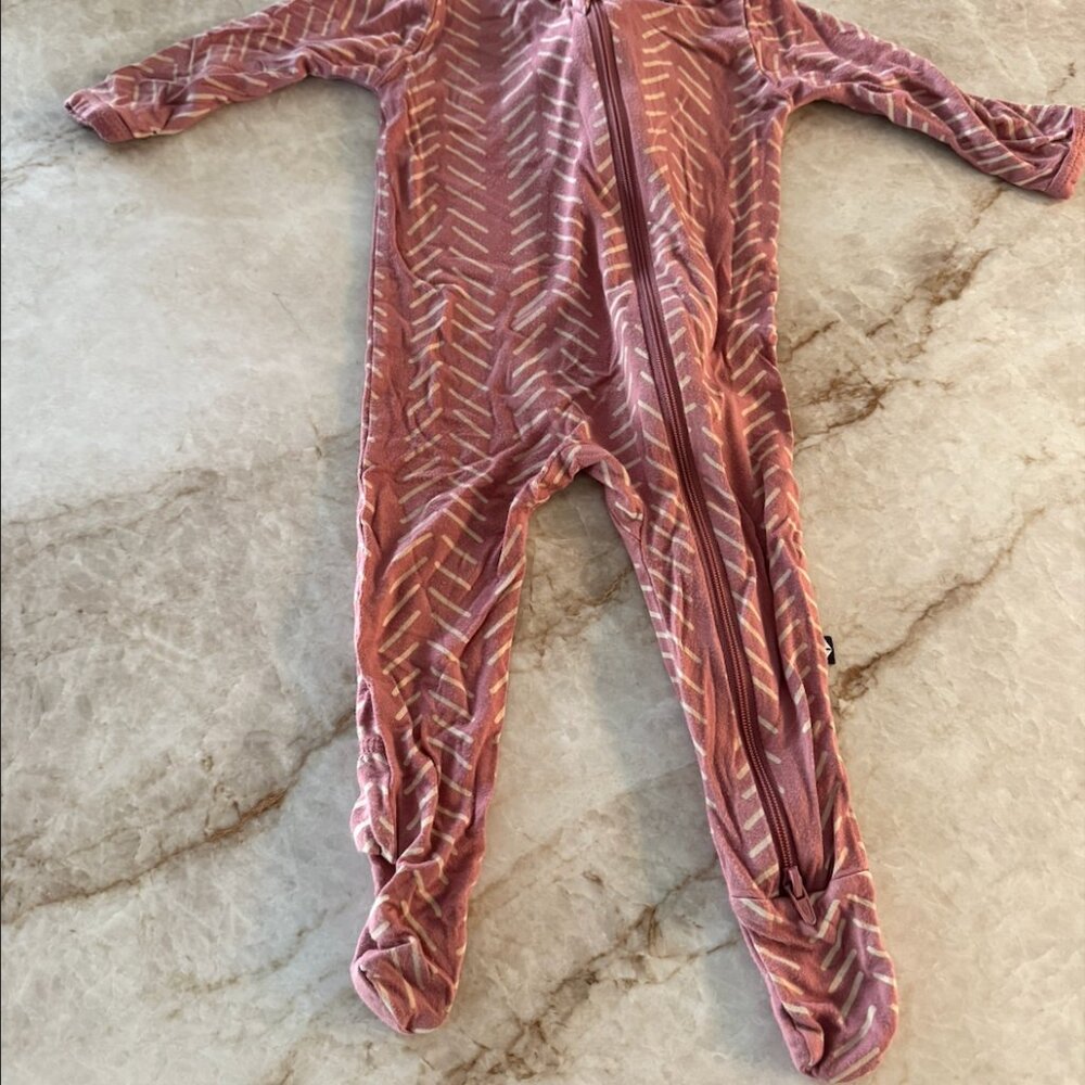 ZIPPERED FOOTIE PAJAMAS IN DUSTY ROSE HERRINGBONE 3-6MO
